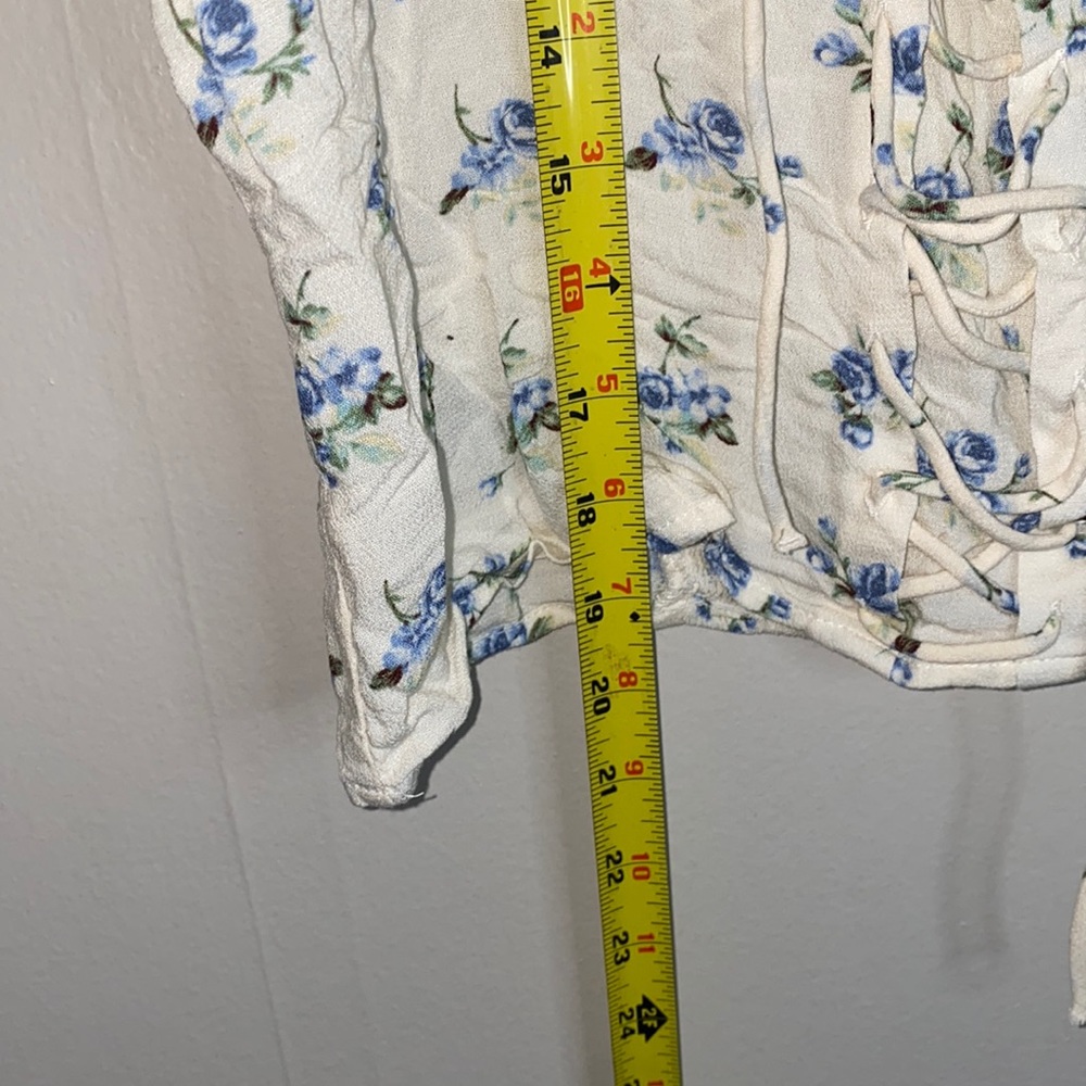 🪿Cottage Core American Eagle blue flowered top! - Picture 5 of 9
